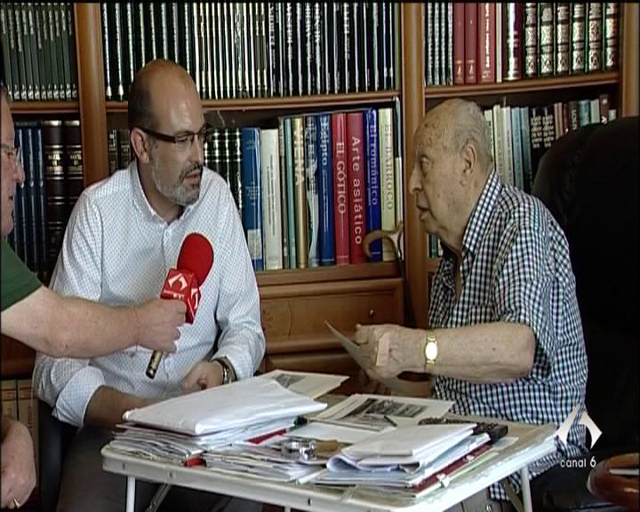 Entrega de documentos históricos de Mateo García al Alcalde de Aledo